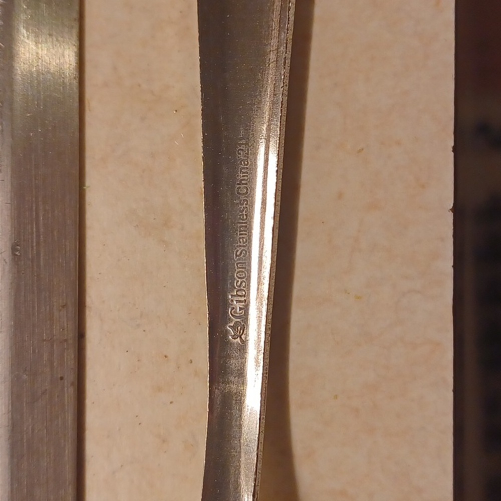Gibson 14 pieces of flatware. Spoons, forks, butter knives. - Picture 6 of 7